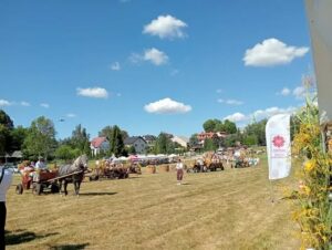Na zdjęciu widzimy furmanki w drodze na dożynki